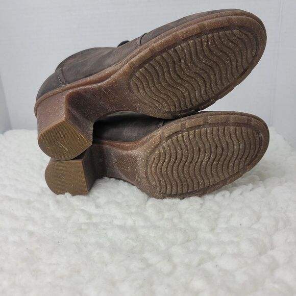 Clarks Sashlin Sue Womens Bootie Size 8 Brown Ankle Heeled Shoes - Picture 8 of 9